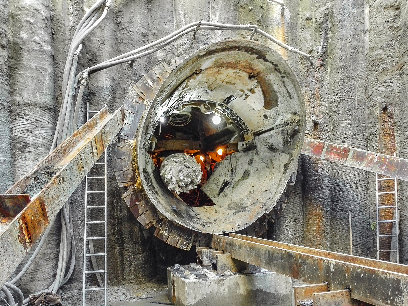 BULLFLEX® O-Ring Sealings ensure a safe Entering and Exiting of Tunnel Boring Machines during the Construction of the Emscher Canal BULLFLEX® O-Ring Sealings ensure a safe Entering and Exiting of Tunnel Boring Machines during the Construction of the Emscher Canal